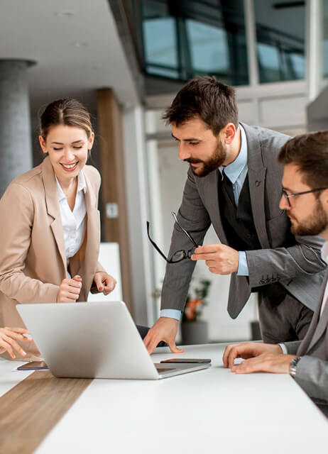 Equipo de trabajo, agentes inmobiliarios trabajando. En Zapp brindamos experiencias inmobiliarias excepcionales