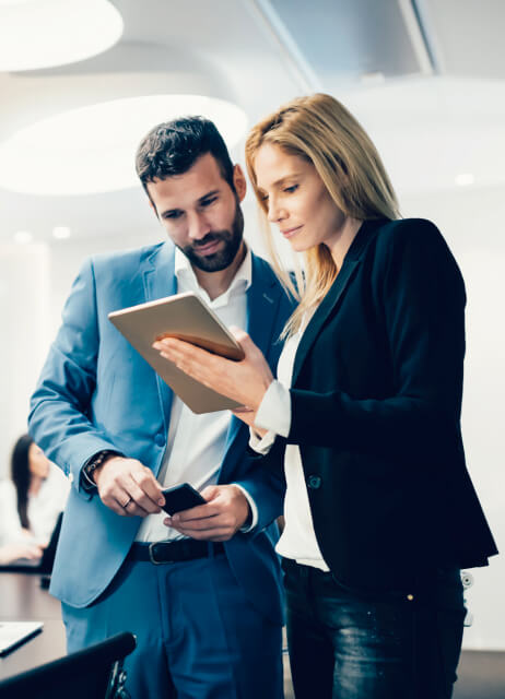 En Zapp brindamos experiencias inmobiliarias excepcionales. La imagen muestra un agente asesorando a un cliente.